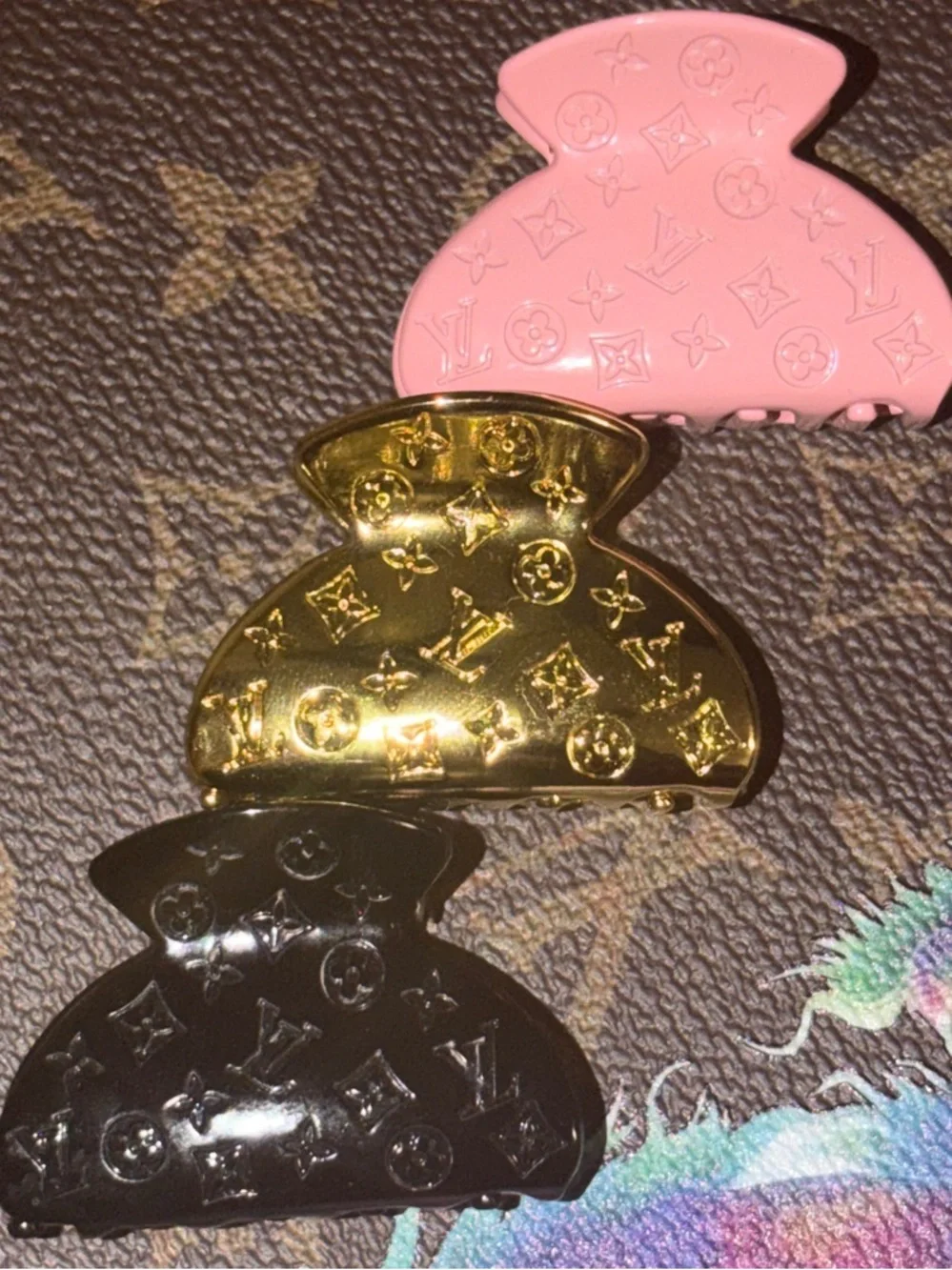 🆕•💖💛🖤 3X LV Claw Clips 👧🏻👩🏾‍🦱👩🏻‍🦰👱🏽‍♀️